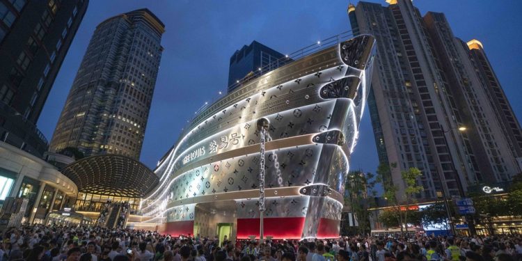 A loja da Louis Vuitton em Xangai, na China — Foto: Raul Ariano/Bloomberg