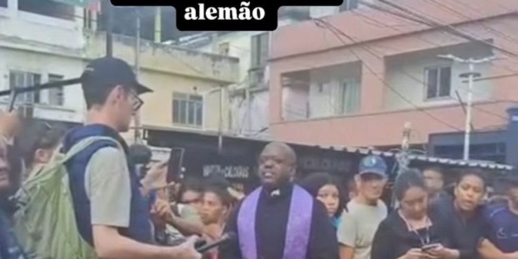 Adriano se solidariza com famílias de mortos — Foto: Reprodução