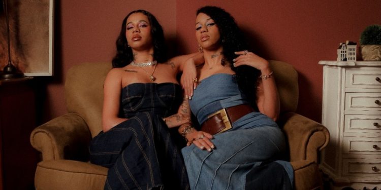As novas sandálias entram em cena também no clipe “Karisma”, das irmãs Tasha & Tracie, que estreia nesta quinta-feira (30) nas plataformas digitais — Foto: Divulgação