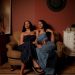 As novas sandálias entram em cena também no clipe “Karisma”, das irmãs Tasha & Tracie, que estreia nesta quinta-feira (30) nas plataformas digitais — Foto: Divulgação