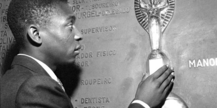 Pelé com réplica da Taça Jules Rimet em 1958 — Foto: Arquivo/Agência O GLOBO