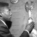 Pelé com réplica da Taça Jules Rimet em 1958 — Foto: Arquivo/Agência O GLOBO