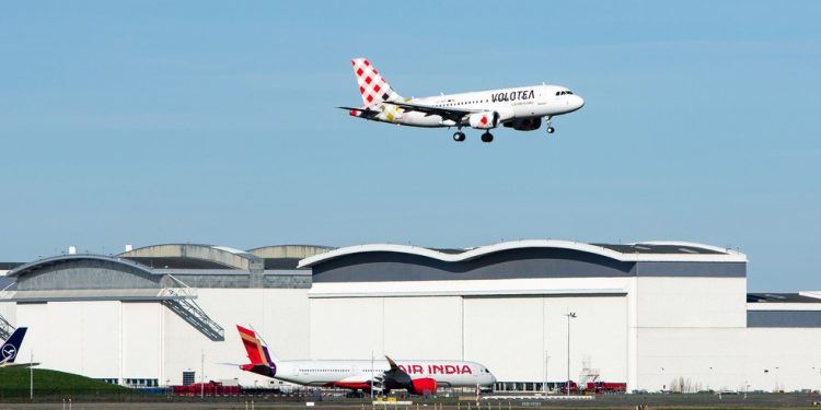A320 voando no aeroporto de Toulouse, onde funciona o centro de entregas da Airbus — Foto: Matthieu Rondel/Bloomberg