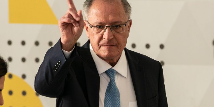 Alckmin convoca reunião para tratar da crise dos chips, que ameaça o setor automotivo