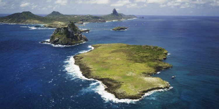 O Arquipélago de Fernando de Noronha, localizado a cerca de 545km da costa pernambucana — Foto: Reprodução: SOS Oceano / Fábio Borges