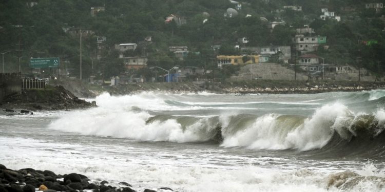 A tempestade é fotografada antes da chegada do furacão Melissa na área de Caribbean Terrace, em Kingston, Jamaica — Foto: Foto da AFP