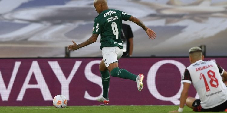 Andreas Pereira perde a bola e deixa Deyverson livre para marcar o gol do título do Palmeiras em 2021 — Foto: Pablo Porciuncula/AFP