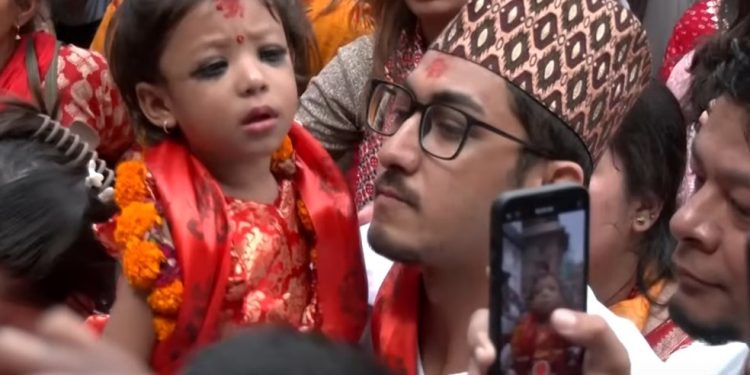 Aos 2 anos, menina é sentada ao trono como nova 'deusa viva' no Nepal — Foto: Reprodução/Youtube