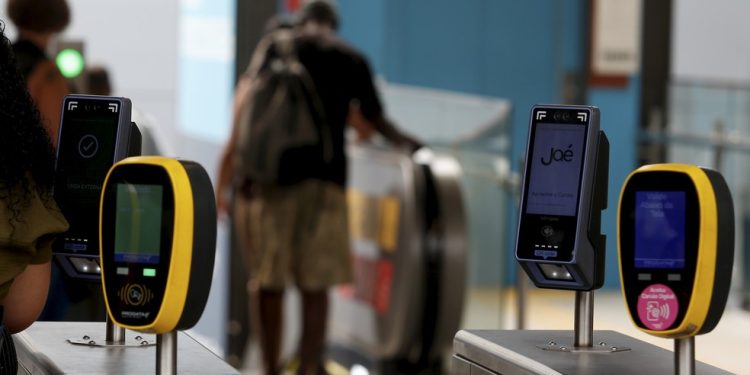 Sem integração entre os modais municipais e estaduais, Riocard e Jaé convivem nos sistemas de transporte do Rio — Foto: Fabiano Rocha/Agência O Globo