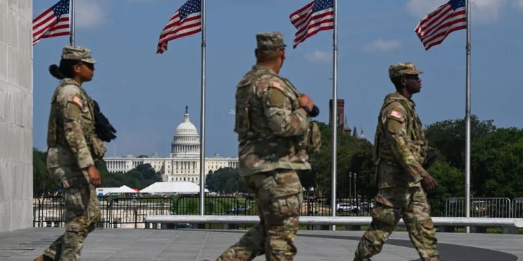Membros da Guarda Nacional patrulhando o National Mall em Washington, DC, no mês passado — Foto: Kenny Holston/The New York Times