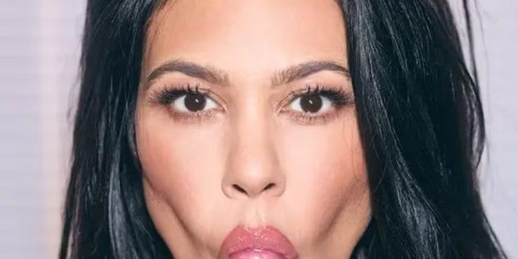 Kourtney Kardashian posou com um dos pirulitos funcionais lançados por sua marca Lemme, voltados ao cuidado íntimo feminino — Foto: Divulgação