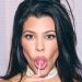Kourtney Kardashian posou com um dos pirulitos funcionais lançados por sua marca Lemme, voltados ao cuidado íntimo feminino — Foto: Divulgação