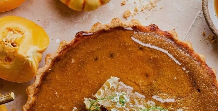 Aprenda a fazer torta de abóbora com crocante de caju e pistache