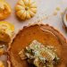 Aprenda a fazer torta de abóbora com crocante de caju e pistache