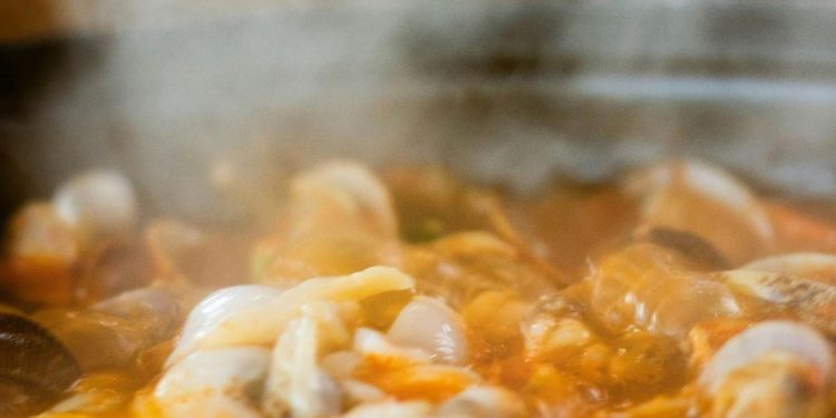 Aprenda a fazer uma moqueca de peixe e camarão em poucos minutos