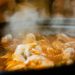 Aprenda a fazer uma moqueca de peixe e camarão em poucos minutos