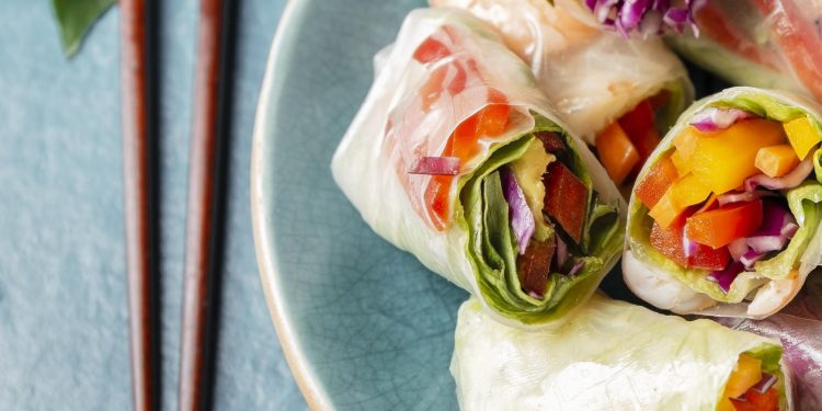 Aprenda como fazer receita de rolinho vietnamita vegetariano colorido e muito gostoso