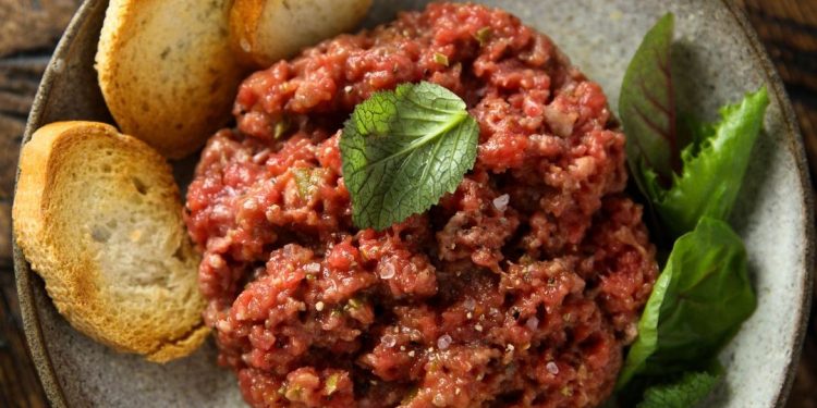 Aprenda como fazer um steak tartare com fritas em 15 minutos