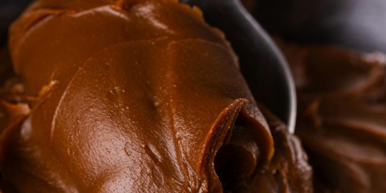 Aprenda receita do bolo quente de noz moscada com ganache de brigadeiro