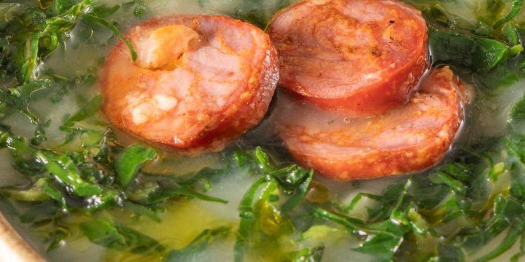 Aprenda receita portuguesa de caldo verde para os dias frios