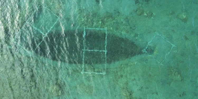 Uma imagem sem data do naufrágio na Baía de Barbir, perto de Sukošan, na Croácia, tirada de cima. — Foto: Divulgação/Centro Internacional de Arqueologia Subaquática