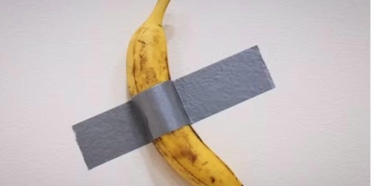 Banana colada com fita adesiva na parede: obra conceitual do italiano Maurizio Cattelan — Foto: Reprodução