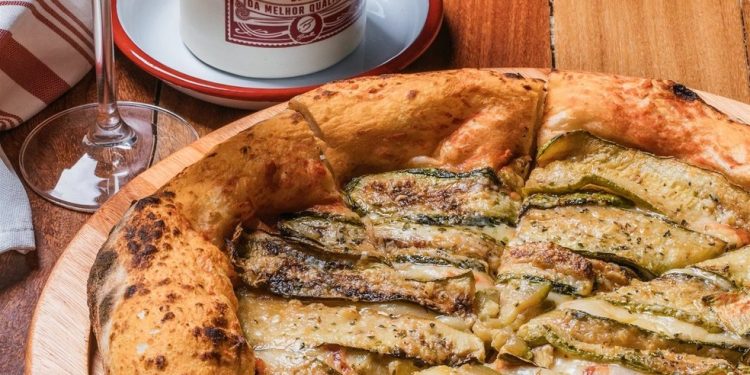Bráz, 3º lugar entre as melhores de São Paulo: a pizza que leva o nome da casa tem cobertura de abobrinha ao alho assado na lenha com mozzarella e parmesão — Foto: Bruno Geraldi