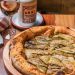 Bráz, 3º lugar entre as melhores de São Paulo: a pizza que leva o nome da casa tem cobertura de abobrinha ao alho assado na lenha com mozzarella e parmesão — Foto: Bruno Geraldi