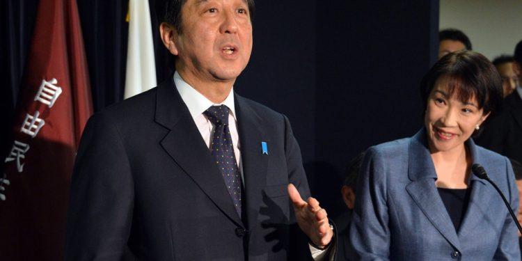 Então primeiro-ministro do Japão, Shinzo Abe, ao lado de sua assessora política Sanae Takaichi, em discurso em Tóquio — Foto: Yoshikazu TSUNO/AFP PHOTO