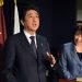 Então primeiro-ministro do Japão, Shinzo Abe, ao lado de sua assessora política Sanae Takaichi, em discurso em Tóquio — Foto: Yoshikazu TSUNO/AFP PHOTO