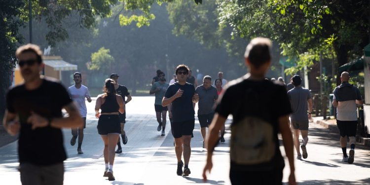 Parque do Ibirapuera é bastante procurado pelo paulistano para a prática de corrida: espaço público, de uso comum da população — Foto: Maria Isabel Oliveira / O Globo.