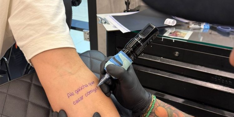 Assinante de Ale Gaúcha resolveu fazer um pedido de casamento inusitado na própria pele ao eternizar a frase em uma tatuagem — Foto: Divulgação | CO - Assessoria