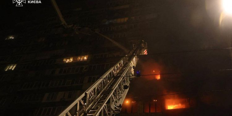 Bombeiros combatem incêndio em um prédio residencial após ataques massivos de drones e mísseis russos contra a capital ucraniana — Foto: Serviço Estatal de Emergência da Ucrânia / AFP