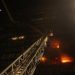 Bombeiros combatem incêndio em um prédio residencial após ataques massivos de drones e mísseis russos contra a capital ucraniana — Foto: Serviço Estatal de Emergência da Ucrânia / AFP