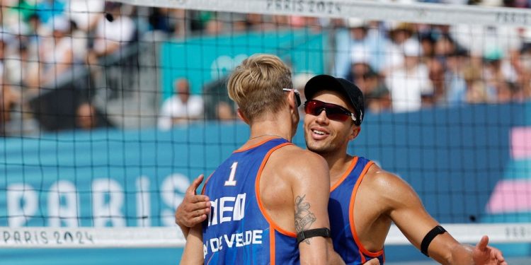 Steven Van De Velde (à esquerda) e Matthew Immers celebram ponto em estreia em Paris-2024 — Foto: AFP