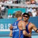 Steven Van De Velde (à esquerda) e Matthew Immers celebram ponto em estreia em Paris-2024 — Foto: AFP
