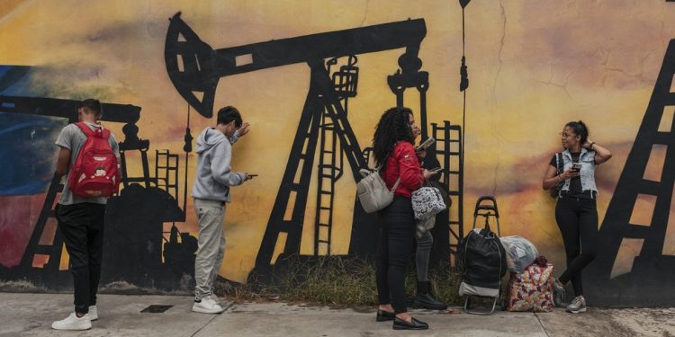 Pessoas próximas à sede da PDVSA, em Caracas — Foto: Adriana Loureiro Fernandez/The New York Times