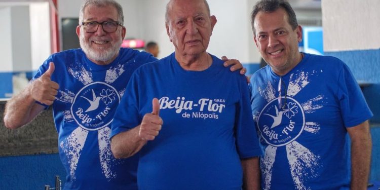 Ricardo Abrão (à direita) junto do patrono da Beija-Flor, Anísio, seu tio: tentativa de reaproximação da família — Foto: Reprodução/Redes sociais