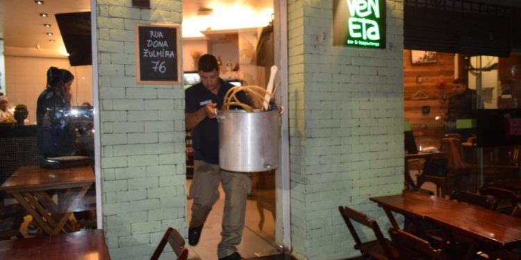 Material de produção de cerveja apreendido no Bar Veneta — Foto: Divulgação