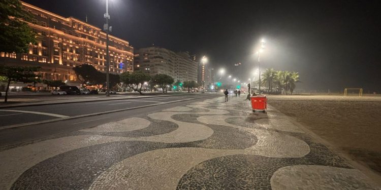 Avenida Atlântica em frente ao Copacabana Palace — Foto: Alexandre Cassiano