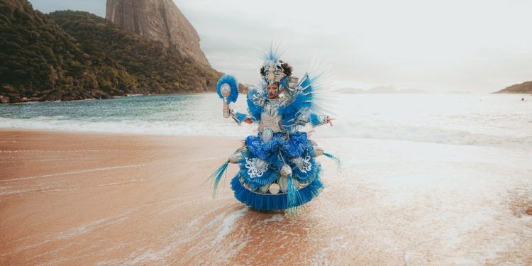 Iemanjá representa as águas salgadas no encontro promovido pelo enredo da Beija-Flor — Foto: Shouriço/Beija-Flor de Nilópolis