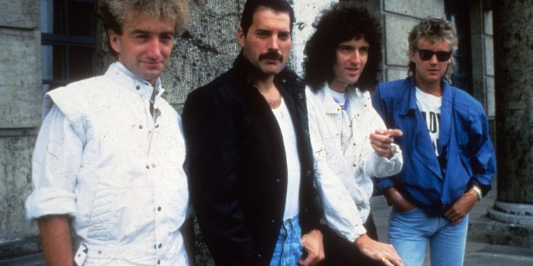 O grupó inglês Queen, em 1985: John Deacon (à esquerda), Freddie Mercury, Brian May e Roger Taylor. — Foto: Arquivo