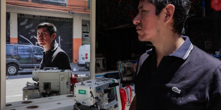 Daner Coasaca, 32 anos, mecânico de máquinas de costura e outros equipamentos elétricos. Natural de Oruru, desde 2017 no Brasil — Foto: Foto: Edilson Dantas / O Globo