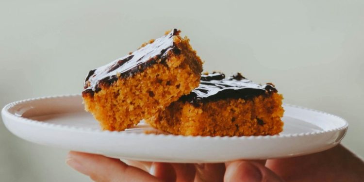Bolo de cenoura fit: receita fácil e saudável para quem evita glúten e lactose