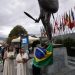 Cristiano Marcelino, após cruzar a linha de chegada, aos pés da estátua do Rei Leônidas de Esparta — Foto: Divulgação / Sparta Photography Club