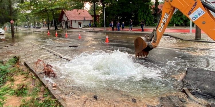 Vazamento em tubulação de água na Avenida Borges de Medeiros, na Lagoa — Foto: Márcia Foletto / Agência O Globo