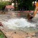 Vazamento em tubulação de água na Avenida Borges de Medeiros, na Lagoa — Foto: Márcia Foletto / Agência O Globo