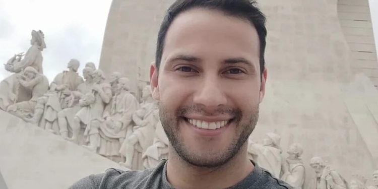 Alisson Rodrigues diante do Padrão dos Descobrimentos, em Lisboa — Foto: Arquivo pessoal para Portugal Giro