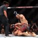 Alex Pereira do Brasil (R) dá um soco em Magomed Ankalaev durante uma luta pelo título dos meio-pesados ​​​​no UFC 32 — Foto: Sean M. Haffey / GETTY IMAGES NORTH AMERICA / Getty Images via AFP