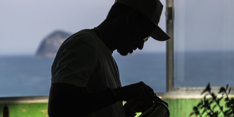 Promessa. Boquinha garantiu para a mãe que nunca pegaria em uma arma: sua ferramenta é a chaleira — Foto: Guito Moreto